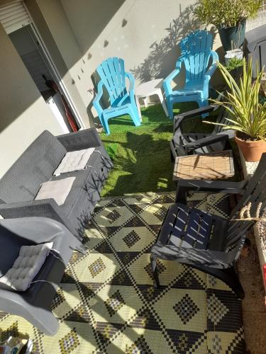 eine Gruppe blauer Stühle auf einer Terrasse in der Unterkunft Appartement cosy et lumineux in Marseille