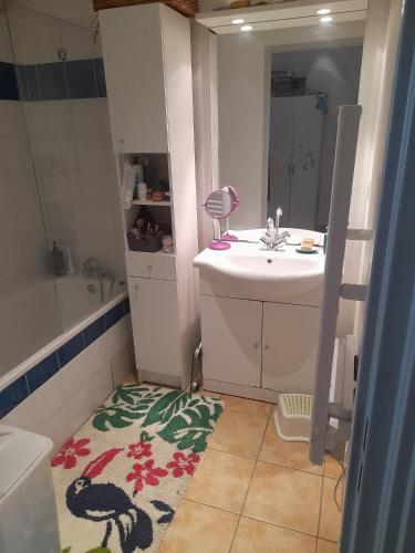 une salle de bain avec un lavabo, des toilettes et un miroir dans l'établissement Appartement cosy et lumineux, à Marseille