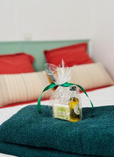 un sac de nourriture assis au-dessus d'un lit dans l'établissement Cabane la Clef des Champs au Mas des Entrages, à Salon-de-Provence