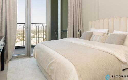Posteľ alebo postele v izbe v ubytovaní Brand New Modern 2BR Retreat, Walk to Dubai Mall - Downtown Views ll