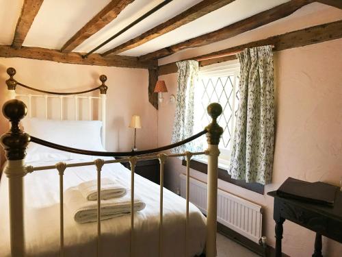 um quarto com uma cama de dossel num quarto em Strand House em Winchelsea