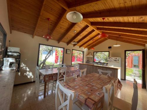 uma cozinha e sala de jantar com mesa e cadeiras em Habitación céntrica calafate viejo hostel em El Calafate