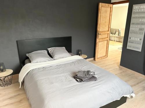 une chambre avec un grand lit blanc avec des draps blancs dans l'établissement Casanostra - T3 avec terrasse proche de Cassis, à Roquefort-la-Bédoule