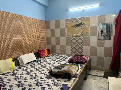 Hotel Matushri Guest House tesisinde bir odada yatak veya yataklar