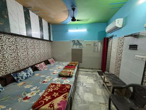 Pokój z łóżkiem z poduszkami w obiekcie Hotel Matushri Guest House w mieście Mathura