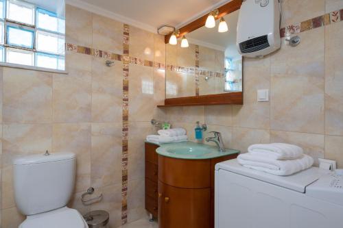 Ένα μπάνιο στο Kyma beach accommodation Poseidon apartment 6 guests