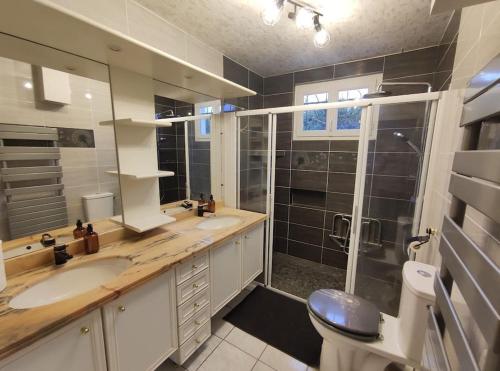 een grote badkamer met 2 wastafels en een douche bij Chez Madeleine - Maison 11 pers. Parc arboré 3000M² in Lanobre