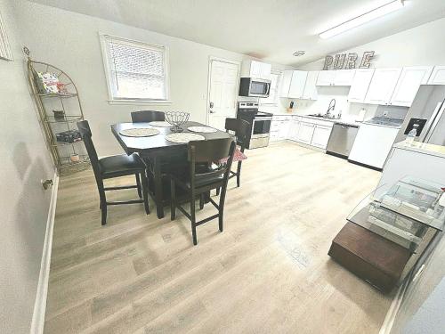 ディケーターにあるPeace in the Cityのテーブルと椅子のあるキッチンとダイニングルーム