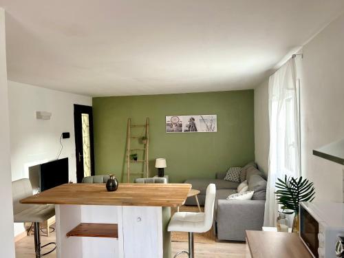 ein Wohnzimmer mit einem Tisch und einem Sofa in der Unterkunft Casanostra - T3 avec terrasse proche de Cassis in Roquefort-la-Bédoule
