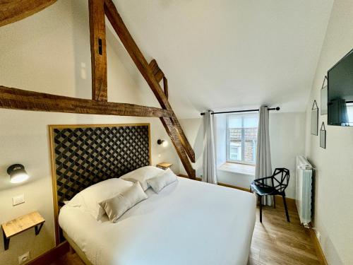 um quarto com uma cama branca e uma janela em Les Suites de l'Enclos - L'Enclos de l'Evêché em Boulogne-sur-Mer