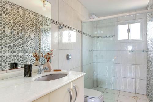 佛羅安那波里的住宿－Casa da Mole Vista Cond Fechado Paraíso WIFI 250mb，一间带水槽、淋浴和卫生间的浴室