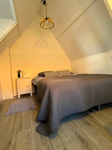 Hello Noordwijk - Zomerhuis Toekomststraat 8 في نوردفايك أن زي: غرفة نوم بسرير كبير في العلية