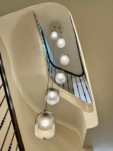 un groupe de feux suspendus au plafond dans l'établissement Les Suites de l'Enclos - L'Enclos de l'Evêché, à Boulogne-sur-Mer