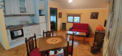 uma cozinha e sala de jantar com uma mesa e uma cozinha e uma sala de jantar em Čardak em Kneževac