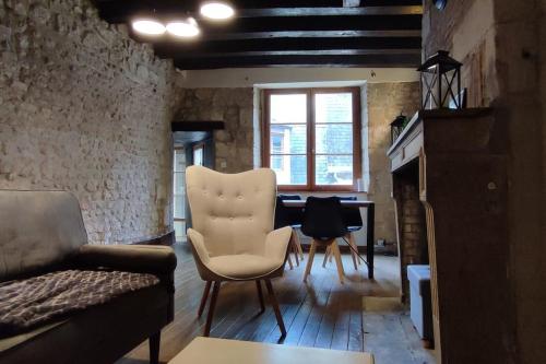 - un salon avec un canapé, une chaise et une table dans l'établissement 102 Duplex Familial de Charme avec Colombages en Immersion Historique et Confort au Cœur de la Ville, à Bourges