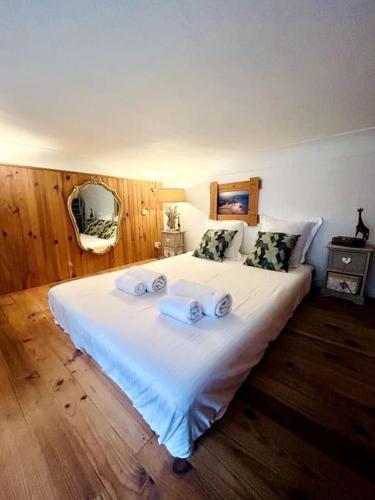 a bedroom with a bed with three towels on it at Apt Pyla2-4persrénové 3'piedplage parking in La Teste-de-Buch