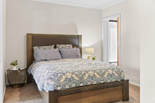 Postel nebo postele na pokoji v ubytování Contemporary Guest Suite With Free WiFi