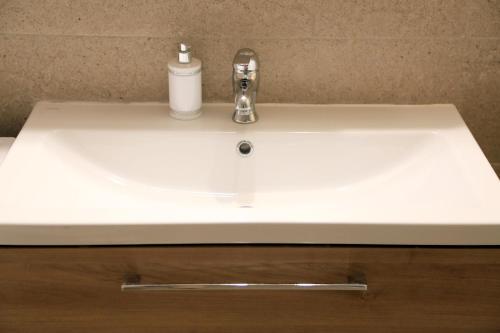 un lavandino in bagno con spazzolino da denti sopra di Newly Renovated Central 2 Bedroom Apartment in Kozani a Kozani