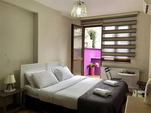 um quarto com uma cama grande e uma janela em centre suites em Istambul