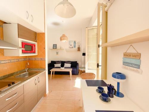 una cucina e un soggiorno con divano di Plz de la Merced Apartamentos Solera by Life in Malaga a Málaga