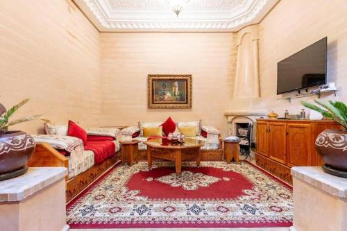 sala de estar con sofá y mesa en 16 Riads, en Marrakech