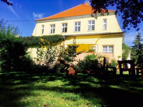 Borkowにある4 Plauのオレンジ色の屋根の大きな白い家