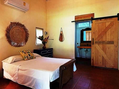 - une chambre avec un lit et une porte en bois dans l'établissement La casa del Río Las luciérnagas By Rotamundos, 