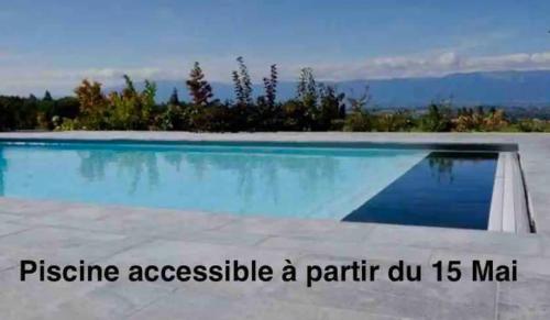 une grande piscine dans une cour dans l'établissement Villa Sampiero, à Sarrola-Carcopino