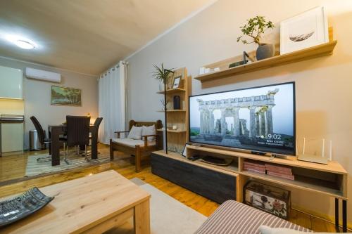 ピロトにあるPetra Guest Houseの大型薄型テレビのあるリビングルーム