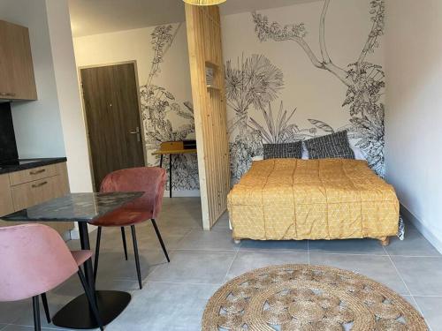 - une chambre avec un lit, une table, une table et des chaises dans l'établissement Superbe appartement neuf avec parking sur place, à Corte