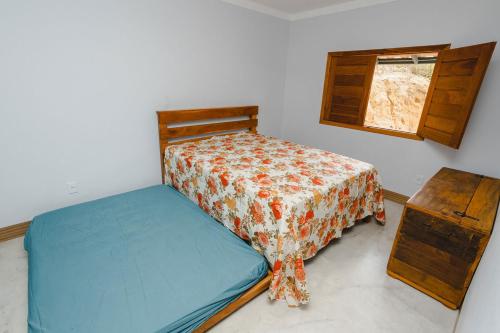 a bedroom with a bed and a window at Linda casa de campo com WiFi em Santa Teresa ES in Santa Teresa