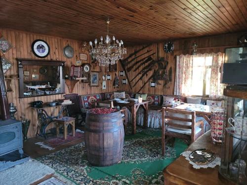 a living room with a barrel and a chandelier at Serbesler Botanik in Sakarya