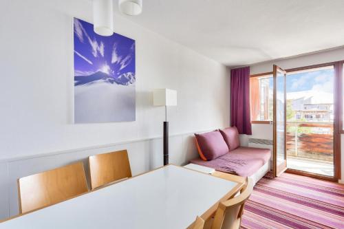 a room with a table and a couch and a window at Résidence Quartier Falaise - maeva Home - Studio 5 personnes - Confort 504 in Avoriaz