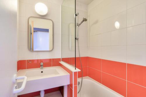 a bathroom with a sink and a bath tub at Résidence Quartier Falaise - maeva Home - Studio 5 personnes - Confort 504 in Avoriaz