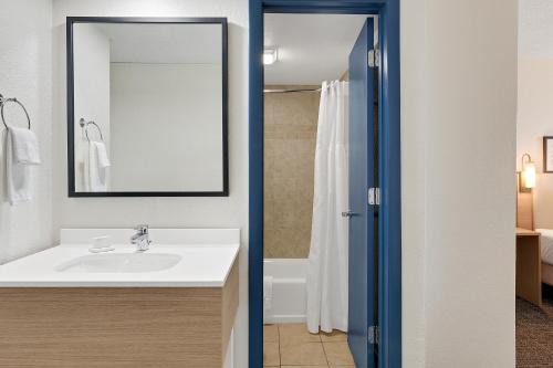 Spark by Hilton Ormond Beach Oceanfrontにあるバスルーム