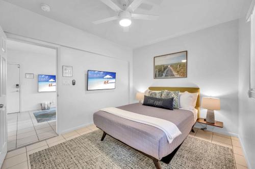 - une chambre avec un lit et une salle de bains dans l'établissement One-bedroom Suite Heated pool Dock Access Quiet Neighborhood SaltAire Three RESlDENCES, à Fort Lauderdale