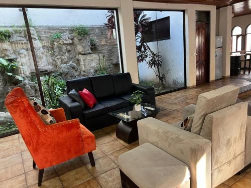 uma sala de estar com um sofá e cadeiras em Hotel Palermo em Santa Cruz de la Sierra
