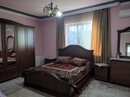 um quarto com uma cama, uma cómoda e um espelho em Villa Green House em Shkodër