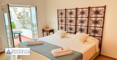ein Schlafzimmer mit einem großen Bett mit zwei Handtüchern darauf in der Unterkunft Casa Regina Angelorum, Cova da Iria FÁTIMA in Fátima
