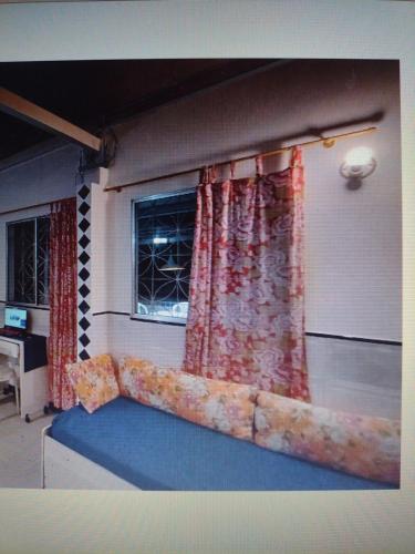 ein Wohnzimmer mit einem Vorhang und einem Fenster in der Unterkunft Bangalô Cristal in Itaparica Town