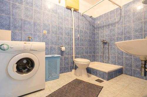łazienka z pralką, toaletą i umywalką w obiekcie Apartment Old town w Omišu