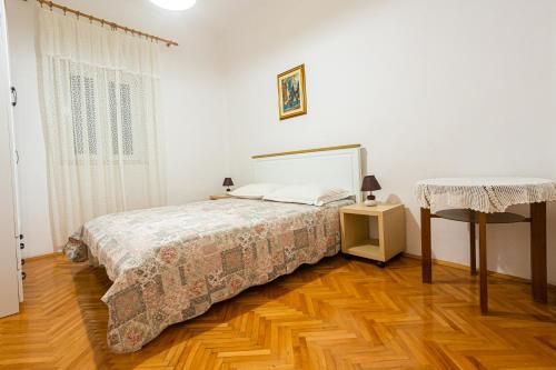 sypialnia z łóżkiem i stołem w obiekcie Apartment Old town w Omišu
