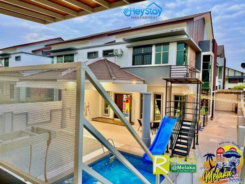 ein Haus mit einem Pool und einem Spielplatz in der Unterkunft Villa 20Pax4B3B PrivatePool /Karaok/Pooltable/BBQ in Malakka