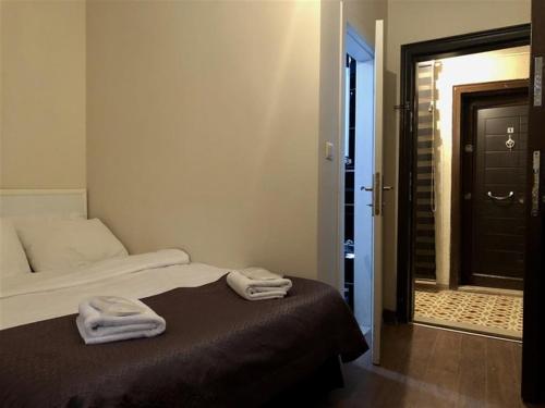 um quarto com uma cama com duas toalhas em centre suites em Istambul