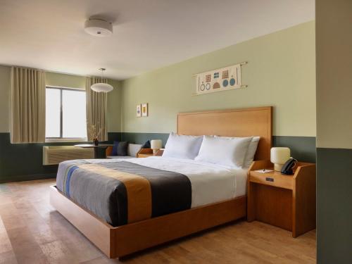 1 dormitorio con 1 cama grande en una habitación en Trailborn Rocky Mountains Outpost, en Estes Park