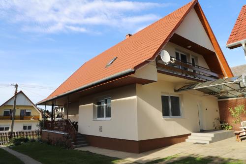 バラトンボグラールにあるAttila Vendégházのオレンジ色の屋根の家