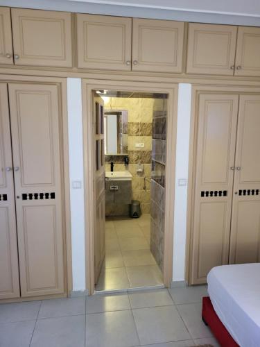 - une chambre avec une salle de bains pourvue d'un lavabo et de toilettes dans l'établissement Riad Ghazal, à Essaouira