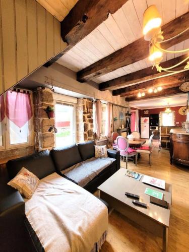 un salon avec un canapé et une table dans l'établissement Gîte de France Chirac du midi corrézien 3 épis - Gîte de France 6 personnes MAE-0324, à Turenne