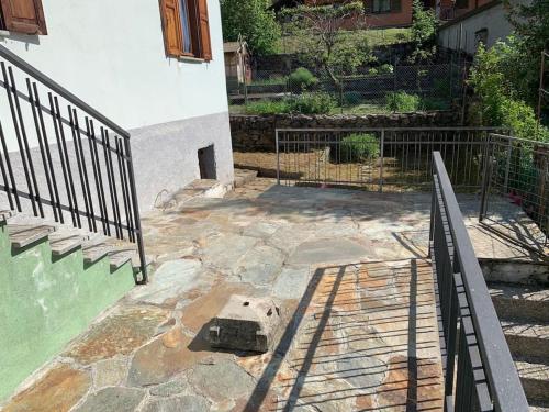 een gebouw met een zwembad naast een hek bij Casa vacanza a Forno di Valstrona con terrazzo e giardino in Strona