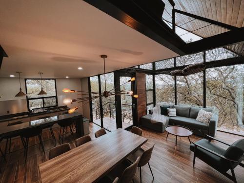 un salon avec un canapé et une table dans l'établissement La Forêt Cabañas Boutique, à León